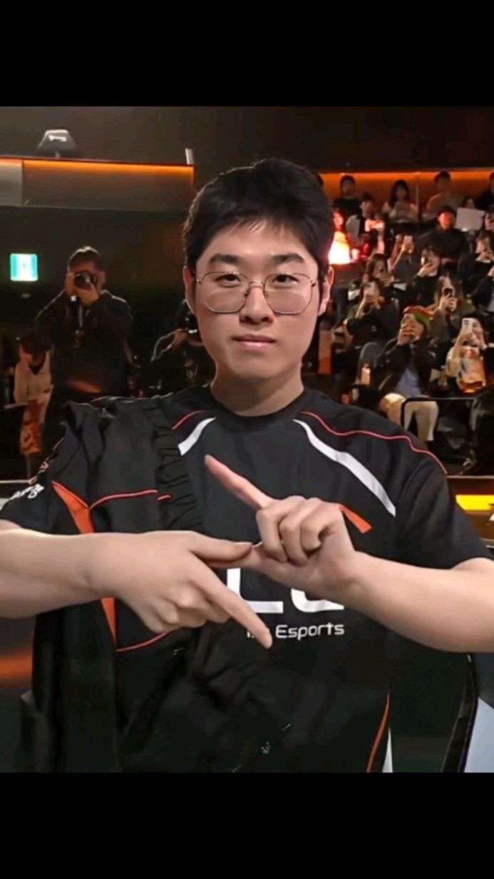 乐天堂-LOL：电竞世界杯HLE首秀！上单弱的CFO偏偏遇到了Zeus(沙特电竞世界杯lol赛程)