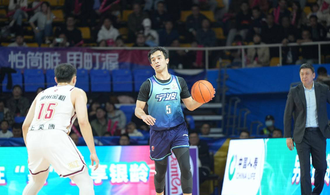 乐天堂-年轻后卫亮眼表现，球队取得重要胜利(年轻后卫排名)