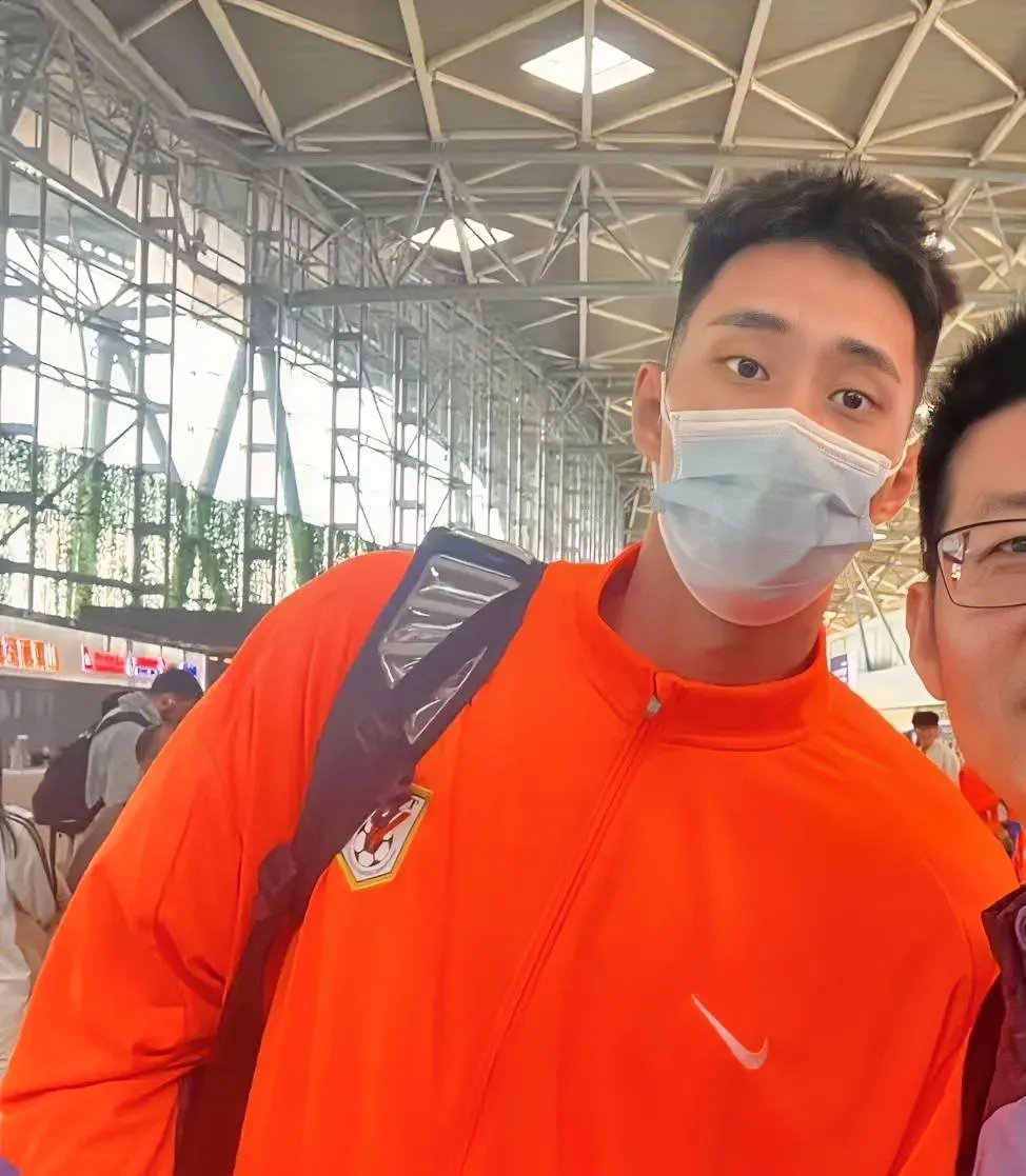 乐天堂-那不勒斯门将墨索里尼奥克服伤病，复出备战下轮比赛(意大利墨索里尼下场)
